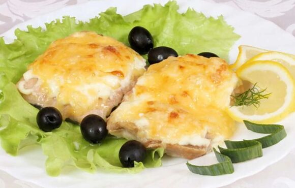 Baked fish with cheese will be a tasty and healthy dish on the menu of the Mediterranean diet. 