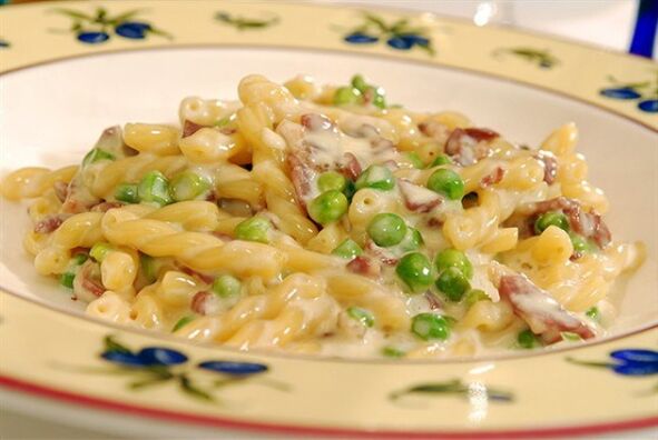 Following the Mediterranean diet, you can prepare a hearty pasta with peas